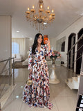 Vestido Longo Manga Longa com Recortes Laterais Estampado em Chiffon