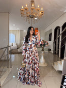 Vestido Longo Manga Longa com Recortes Laterais Estampado em Chiffon
