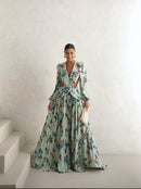 Vestido Longo Manga Longa com Recortes Laterais Estampado em Chiffon